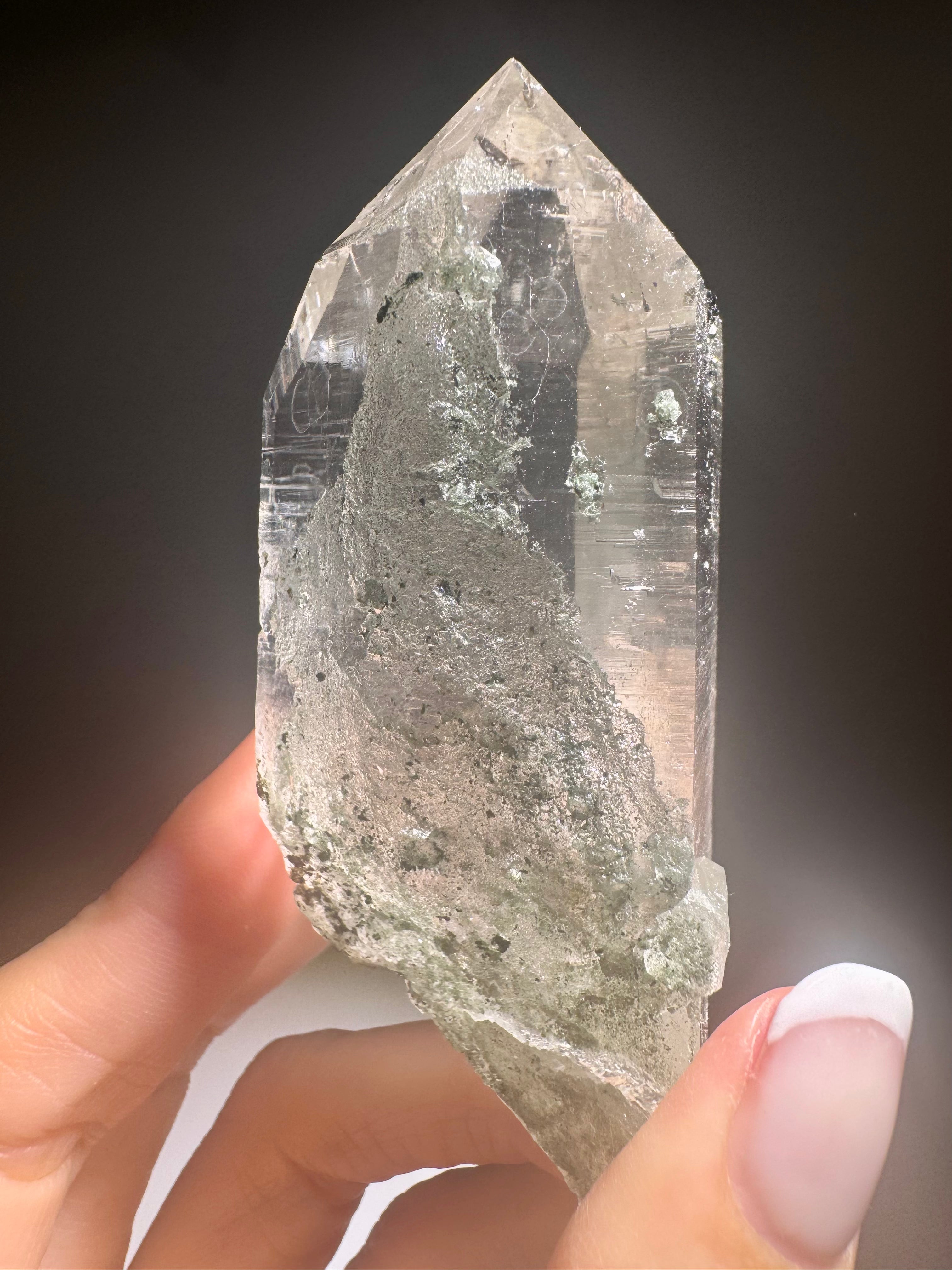 Himalaya Quarz Spitze mit Chlorit & Hämatit – 8.8 cm, 126 g – Museumsqualität