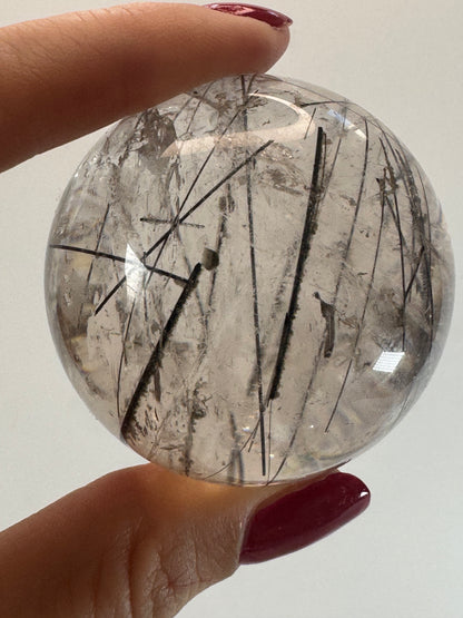 Bergkristall Kugel mit schwarzen Rutil Nadeln 🖤 - 4.7cm, 147g