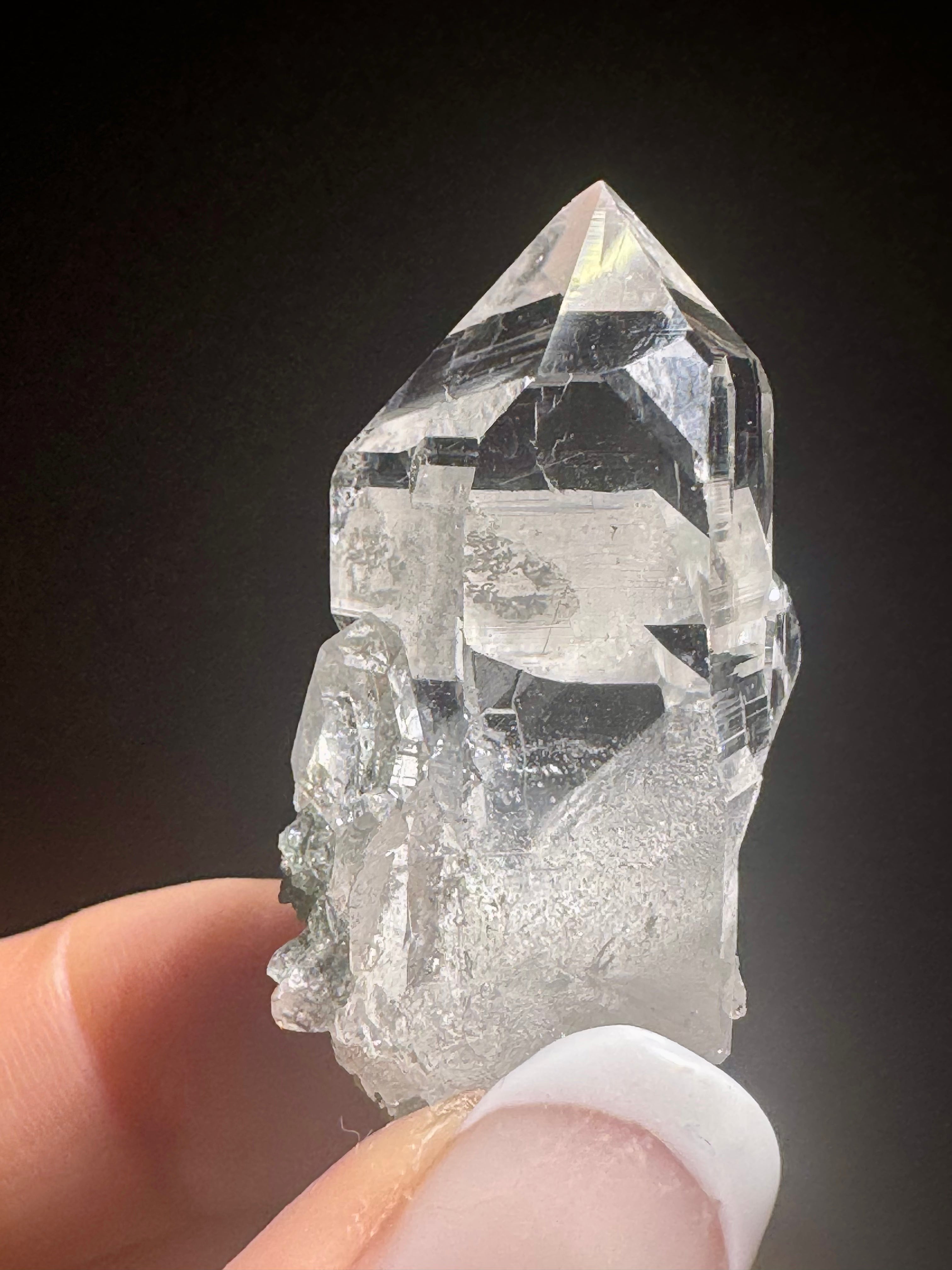 Himalaya-Quarz 4 cm mit Chlorit – klar, funkelnd & Museumsqualität