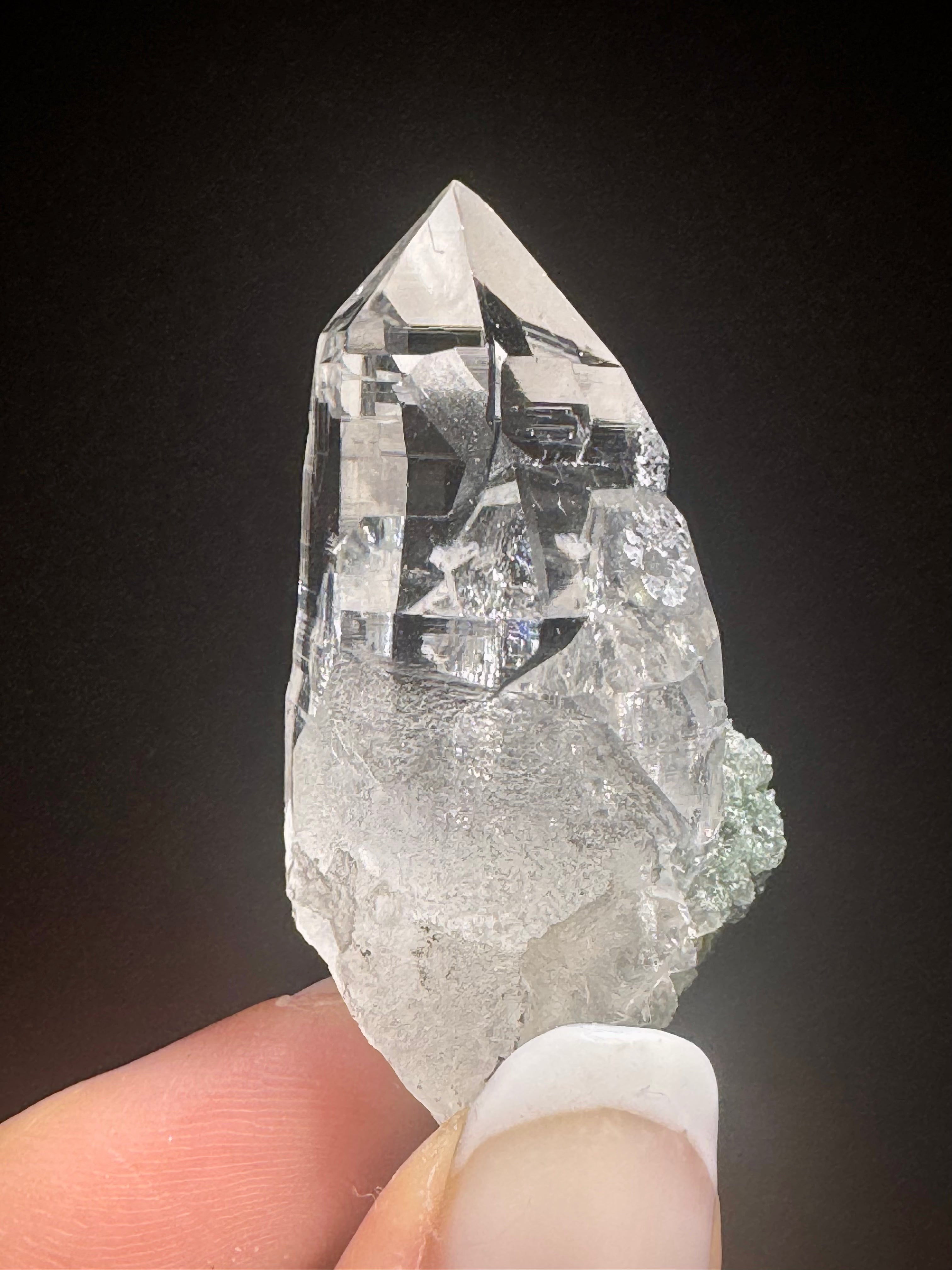Himalaya-Quarz 4 cm mit Chlorit – klar, funkelnd & Museumsqualität
