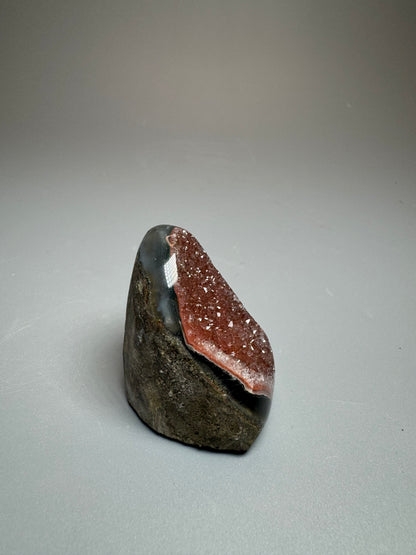 Améthyste arc-en-ciel rouge rare taillée à base de 4,5 cm, 61 g