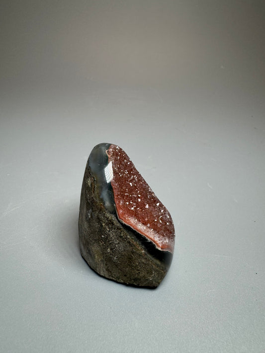 Améthyste arc-en-ciel rouge rare taillée à base de 4,5 cm, 61 g