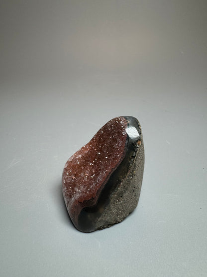 Améthyste arc-en-ciel rouge rare taillée à base de 4,5 cm, 61 g
