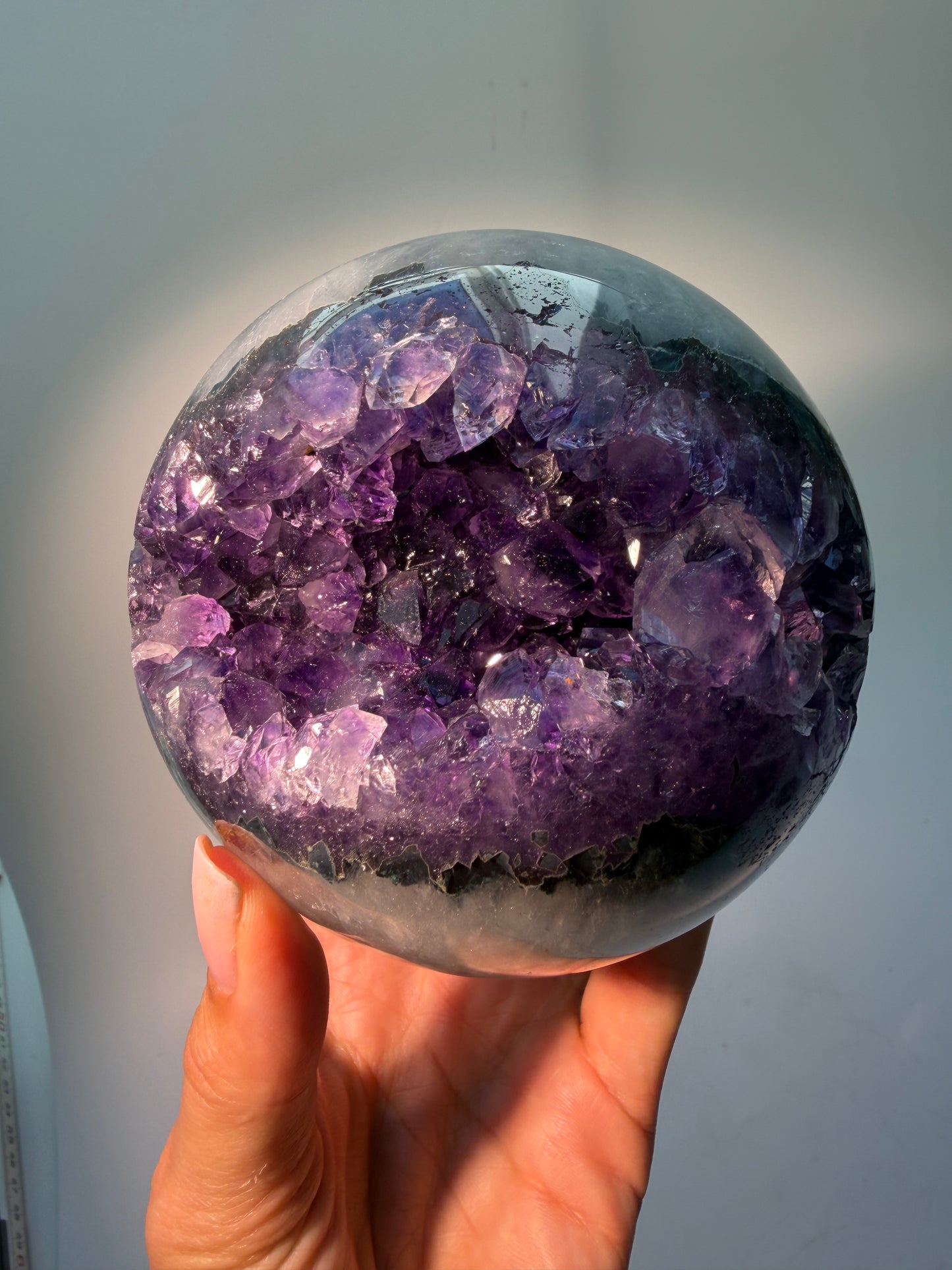 Tiefviolette Amethystkugel 10 cm - 1,38 kg Kristallkraft