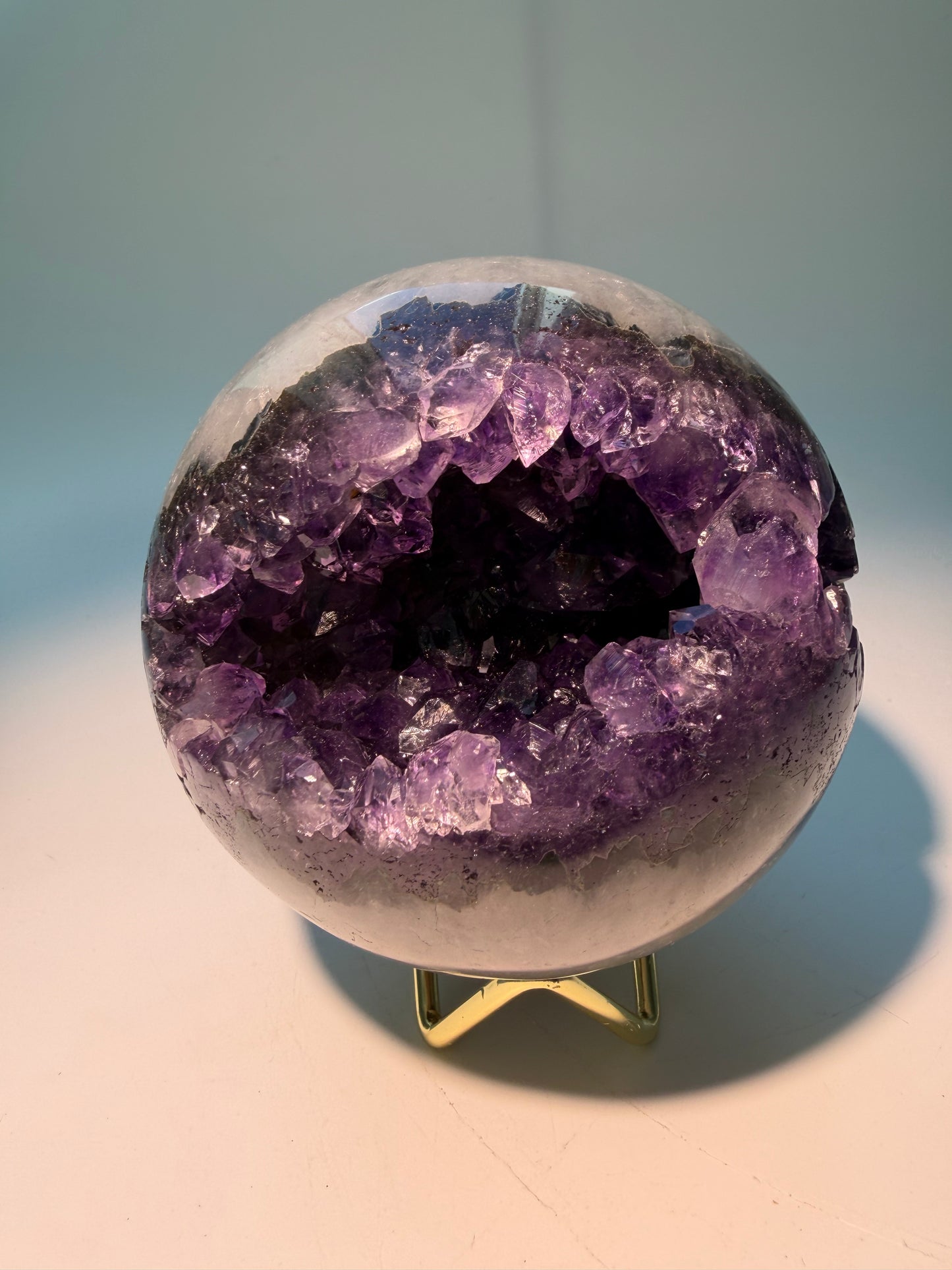 Tiefviolette Amethystkugel 10 cm - 1,38 kg Kristallkraft