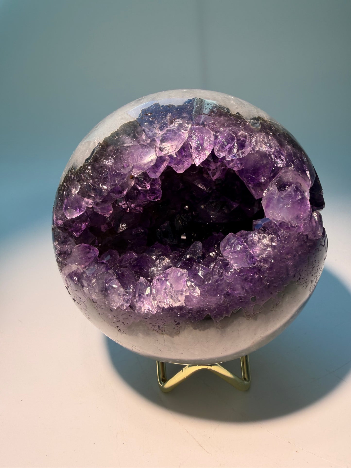 Tiefviolette Amethystkugel 10 cm - 1,38 kg Kristallkraft