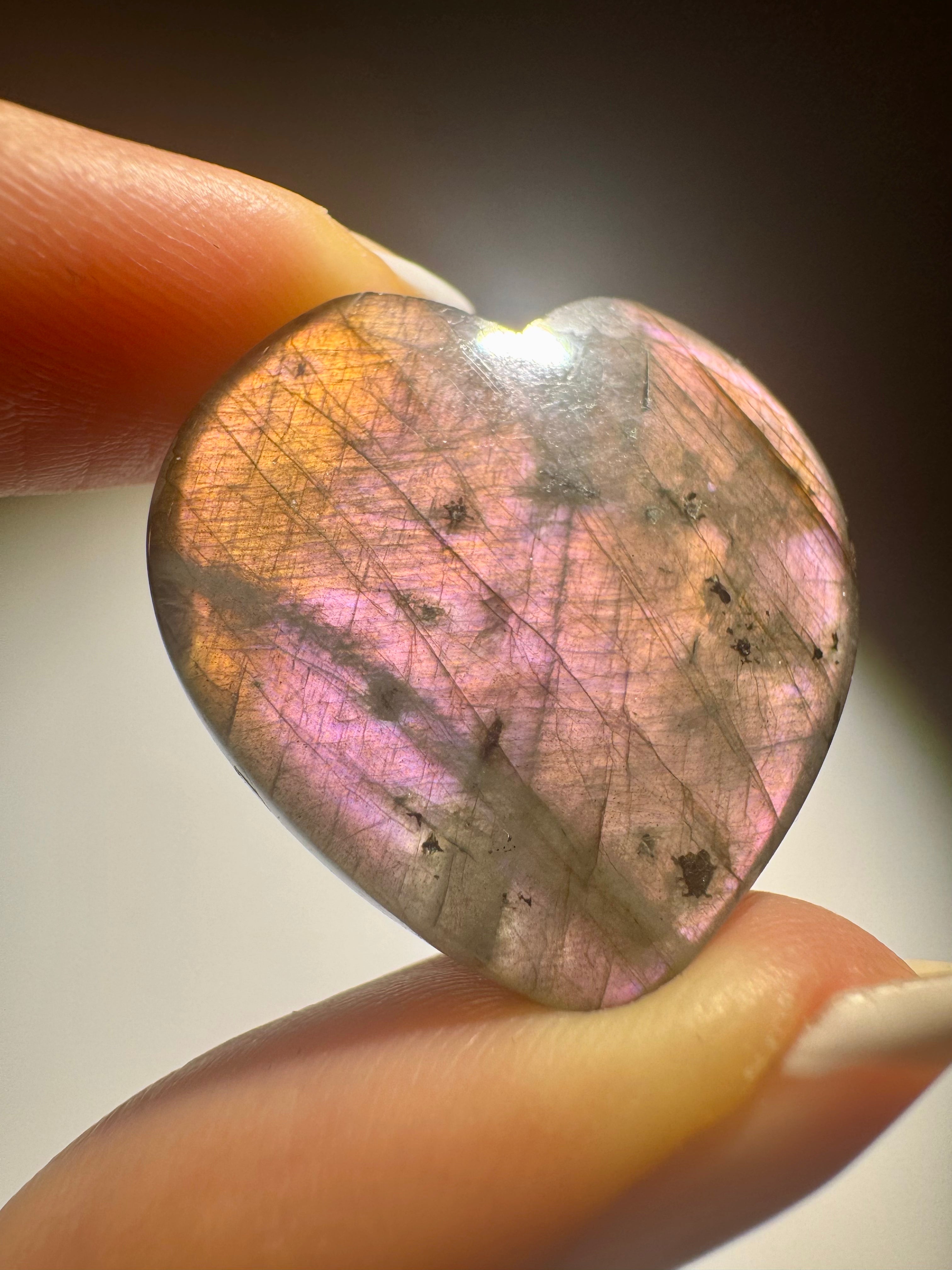 Labradorit Herz 2.6 cm – handmade mit pink-gold-lila Flash – seltener Edelstein aus Indien