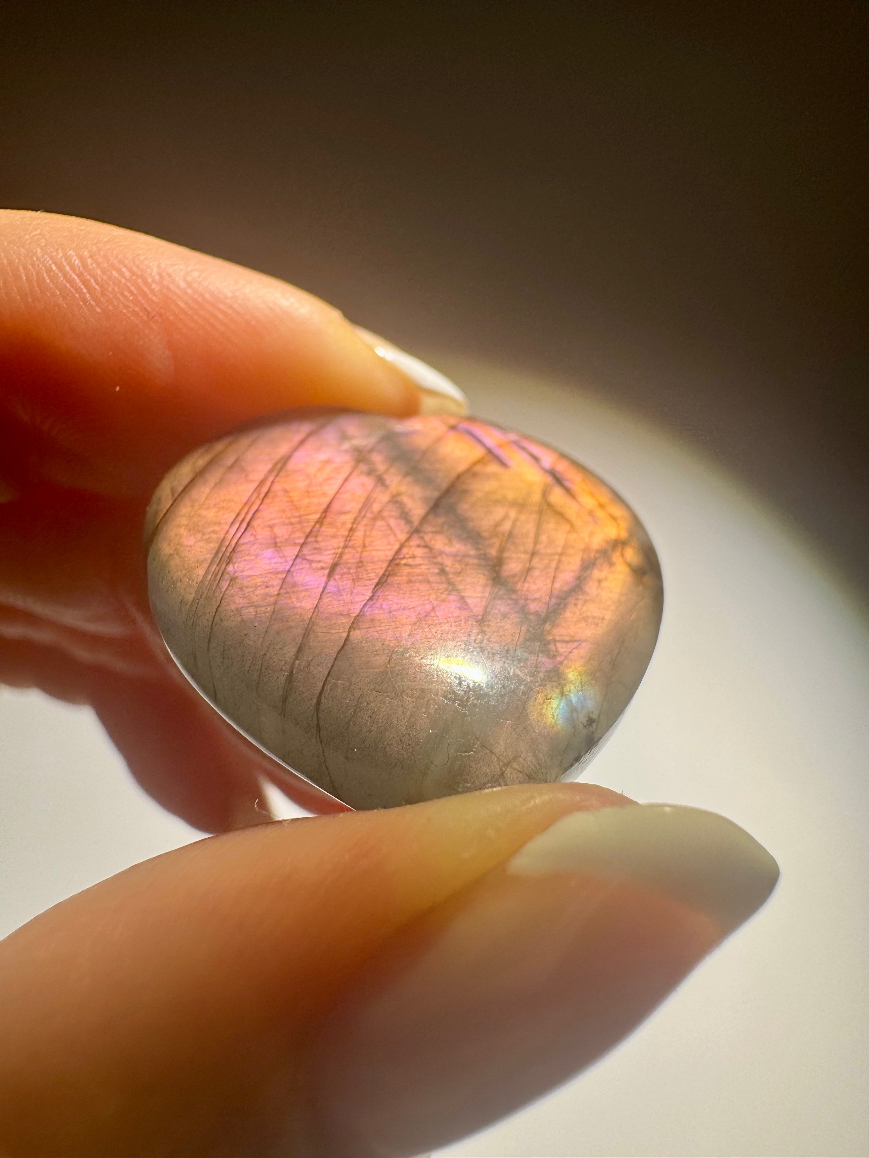 Labradorit Herz 2.6 cm – handmade mit pink-gold-lila Flash – seltener Edelstein aus Indien