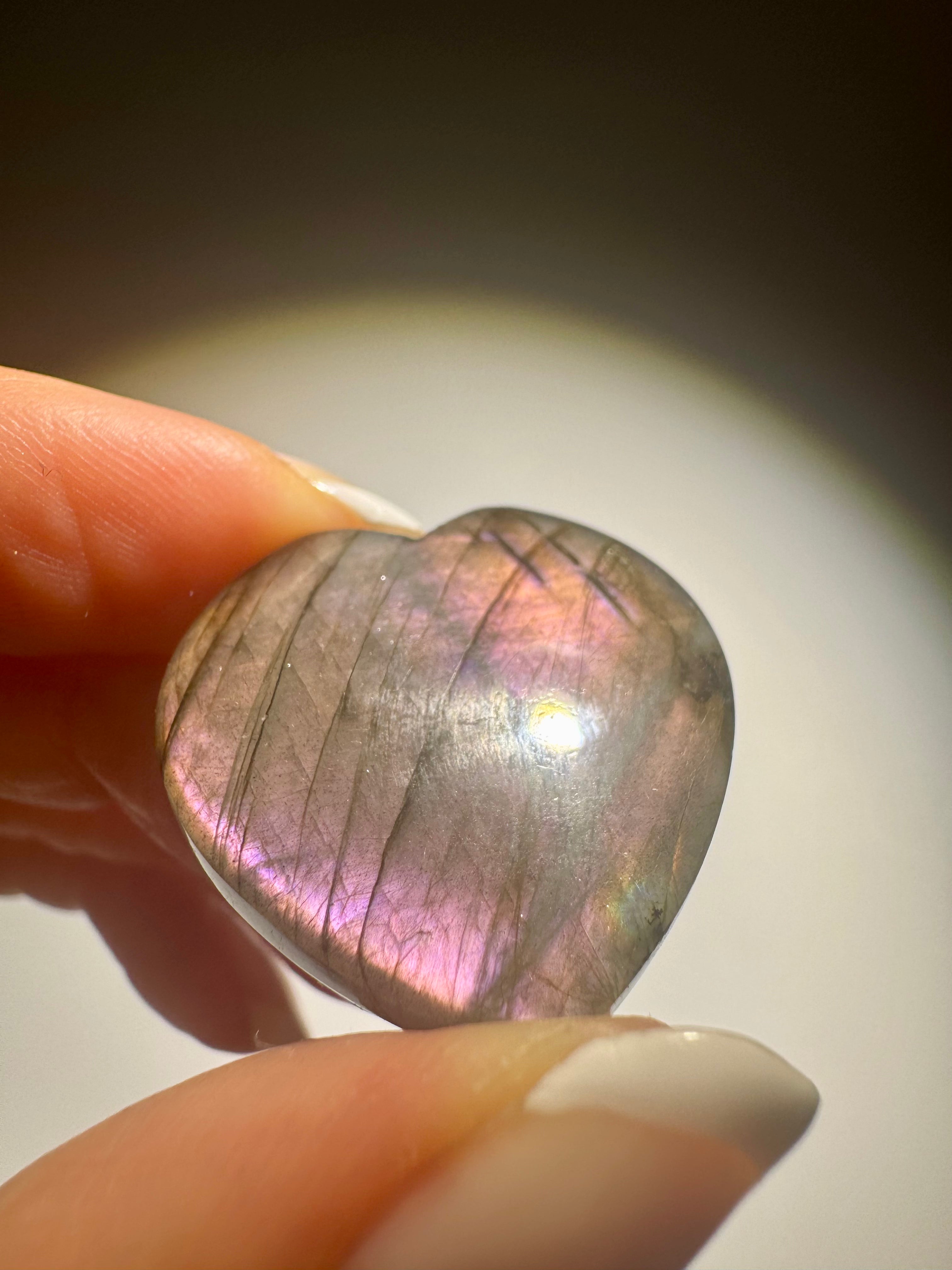 Labradorit Herz 2.6 cm – handmade mit pink-gold-lila Flash – seltener Edelstein aus Indien