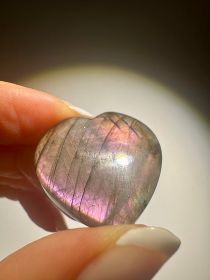 Labradorit Herz 2.6 cm – handmade mit pink-gold-lila Flash – seltener Edelstein aus Indien