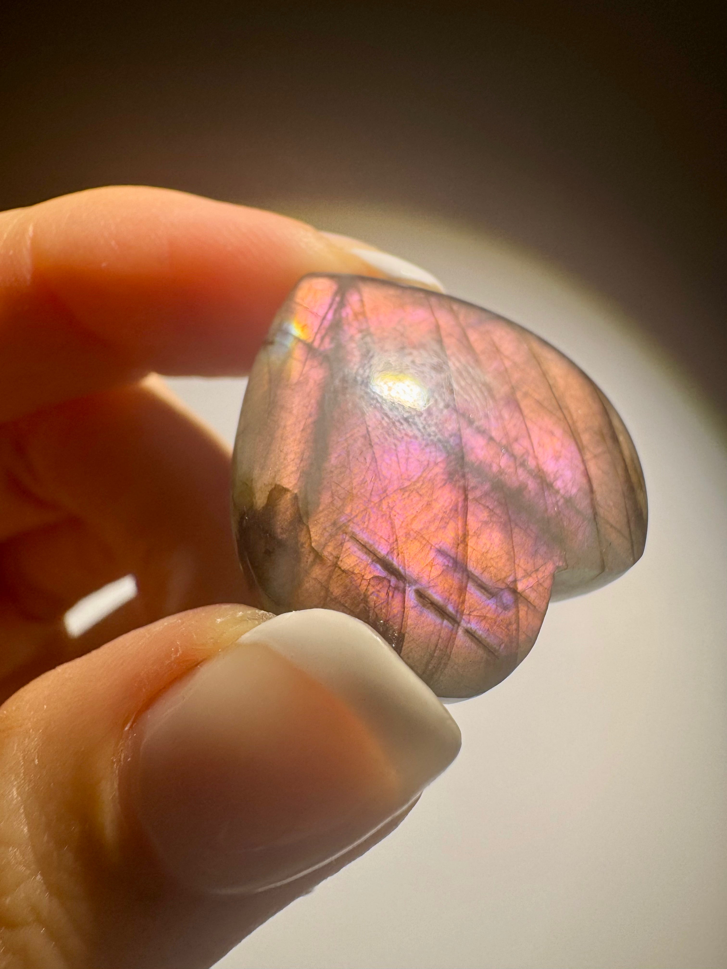 Labradorit Herz 2.6 cm – handmade mit pink-gold-lila Flash – seltener Edelstein aus Indien