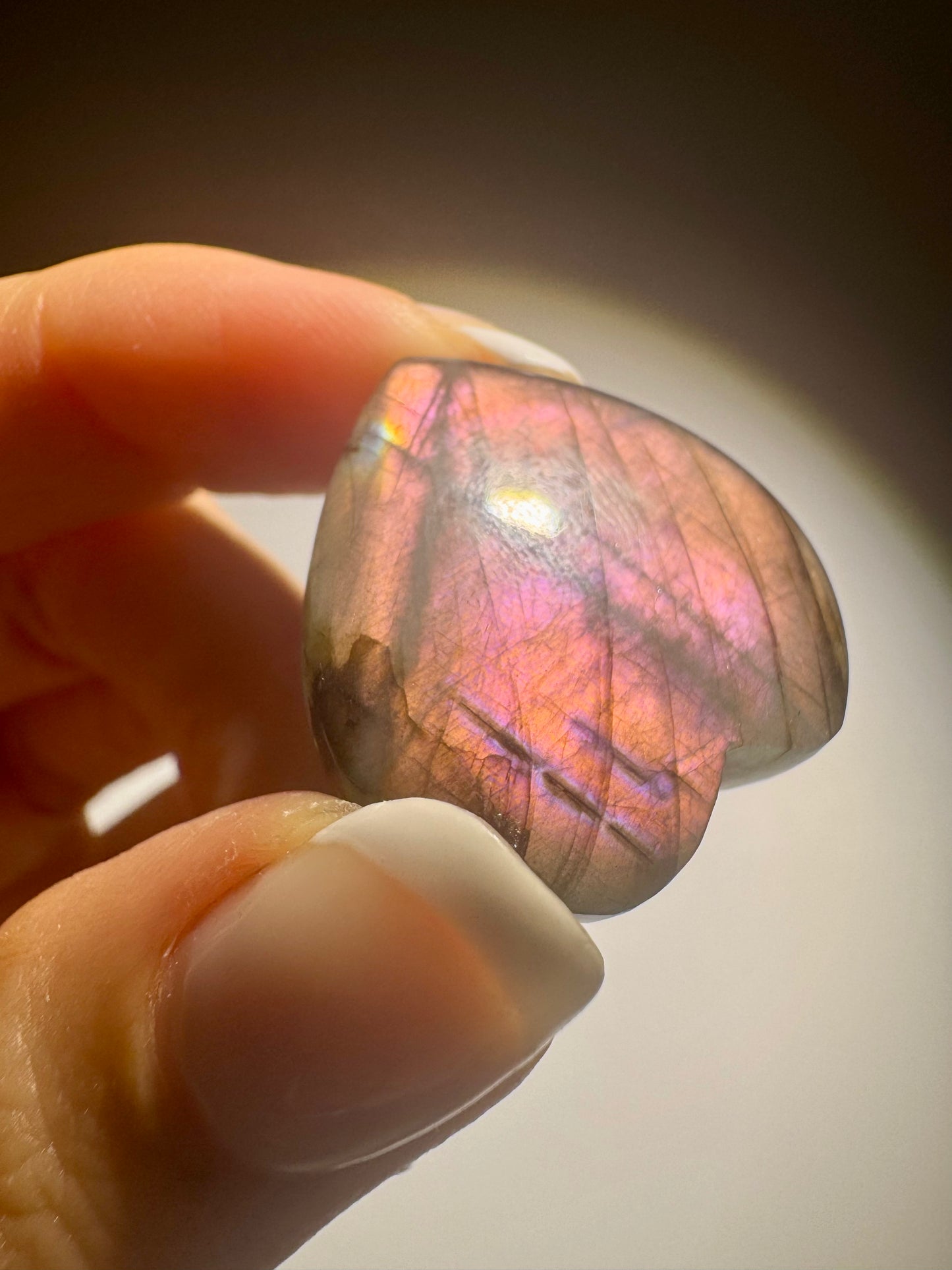 Labradorit Herz 2.6 cm – handmade mit pink-gold-lila Flash – seltener Edelstein aus Indien