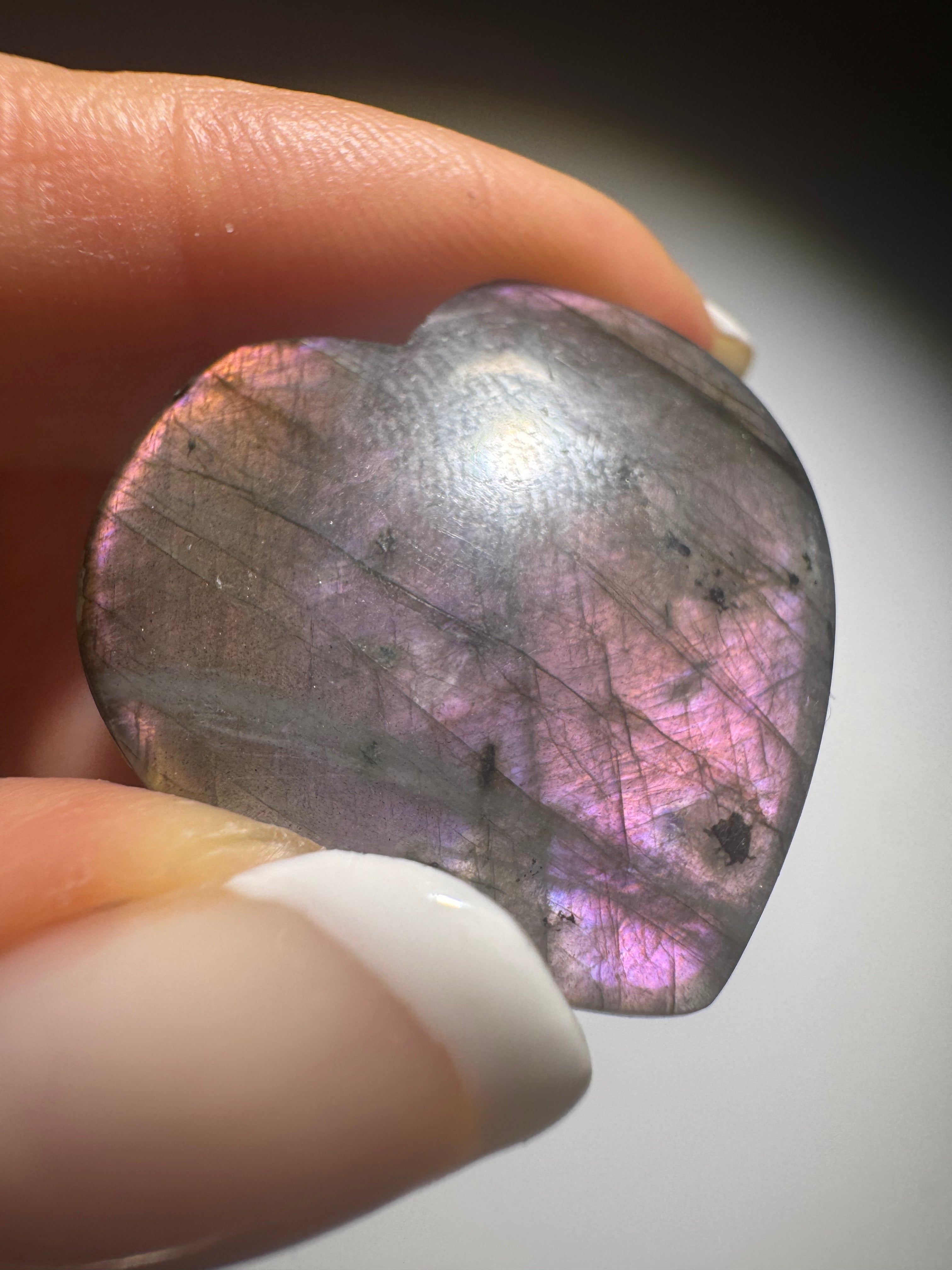 Labradorit Herz 2.6 cm – handmade mit pink-gold-lila Flash – seltener Edelstein aus Indien