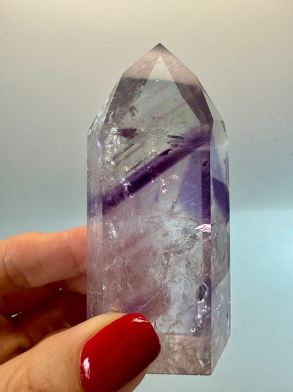 Améthyste fantôme avec arc-en-ciel (ultra claire) 💜 - 7,8 cm, 118 g