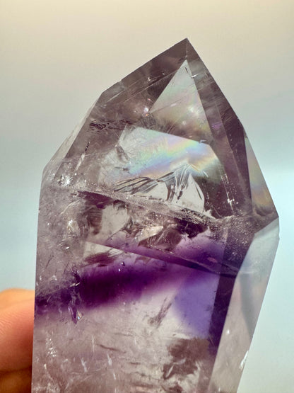 Améthyste fantôme avec arc-en-ciel (ultra claire) 💜 - 7,8 cm, 118 g