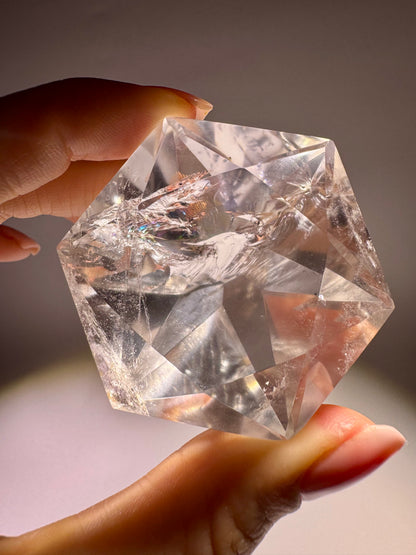 Facettierter Bergkristall geschliffen wie ein Diamant – 5,4 cm – Klarer Edelstein mit Regenbogen 🌈