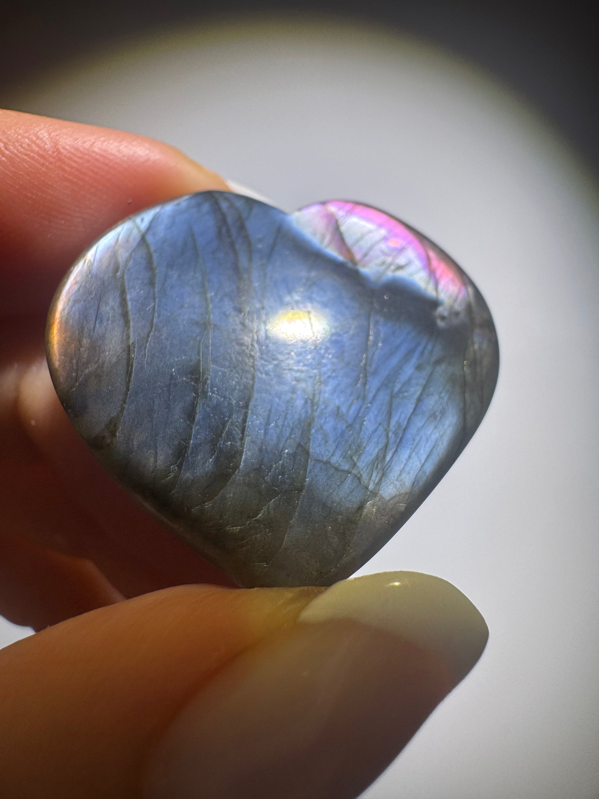 Labradorit Herz 3 cm – handmade mit blau-pink-gold Flash – seltener Edelstein aus Indien