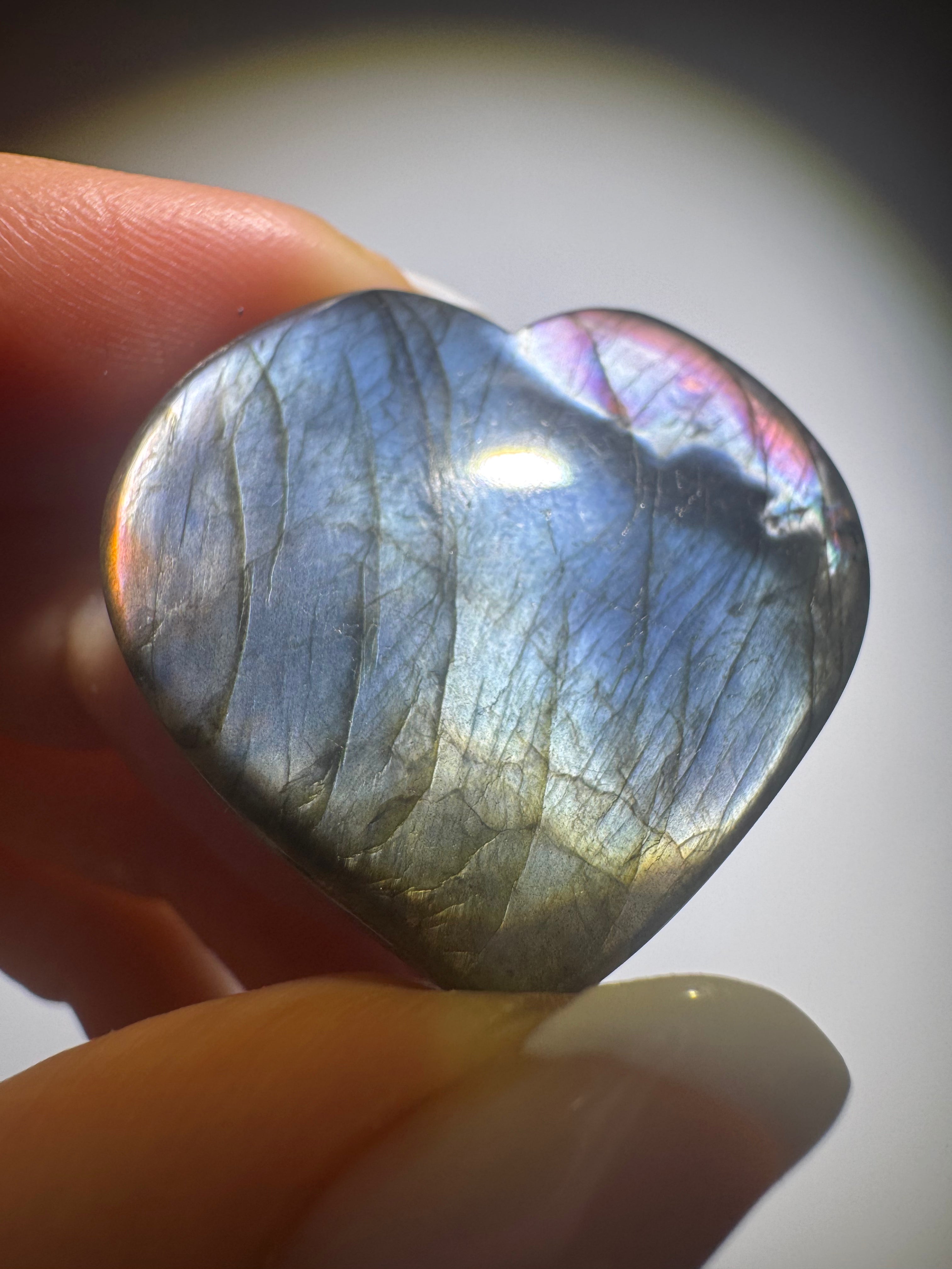 Labradorit Herz 3 cm – handmade mit blau-pink-gold Flash – seltener Edelstein aus Indien