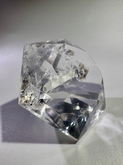Facettierter Bergkristall geschliffen wie ein Diamant – 5,4 cm – Klarer Edelstein mit Regenbogen 🌈