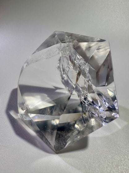 Facettierter Bergkristall geschliffen wie ein Diamant – 5,4 cm – Klarer Edelstein mit Regenbogen 🌈
