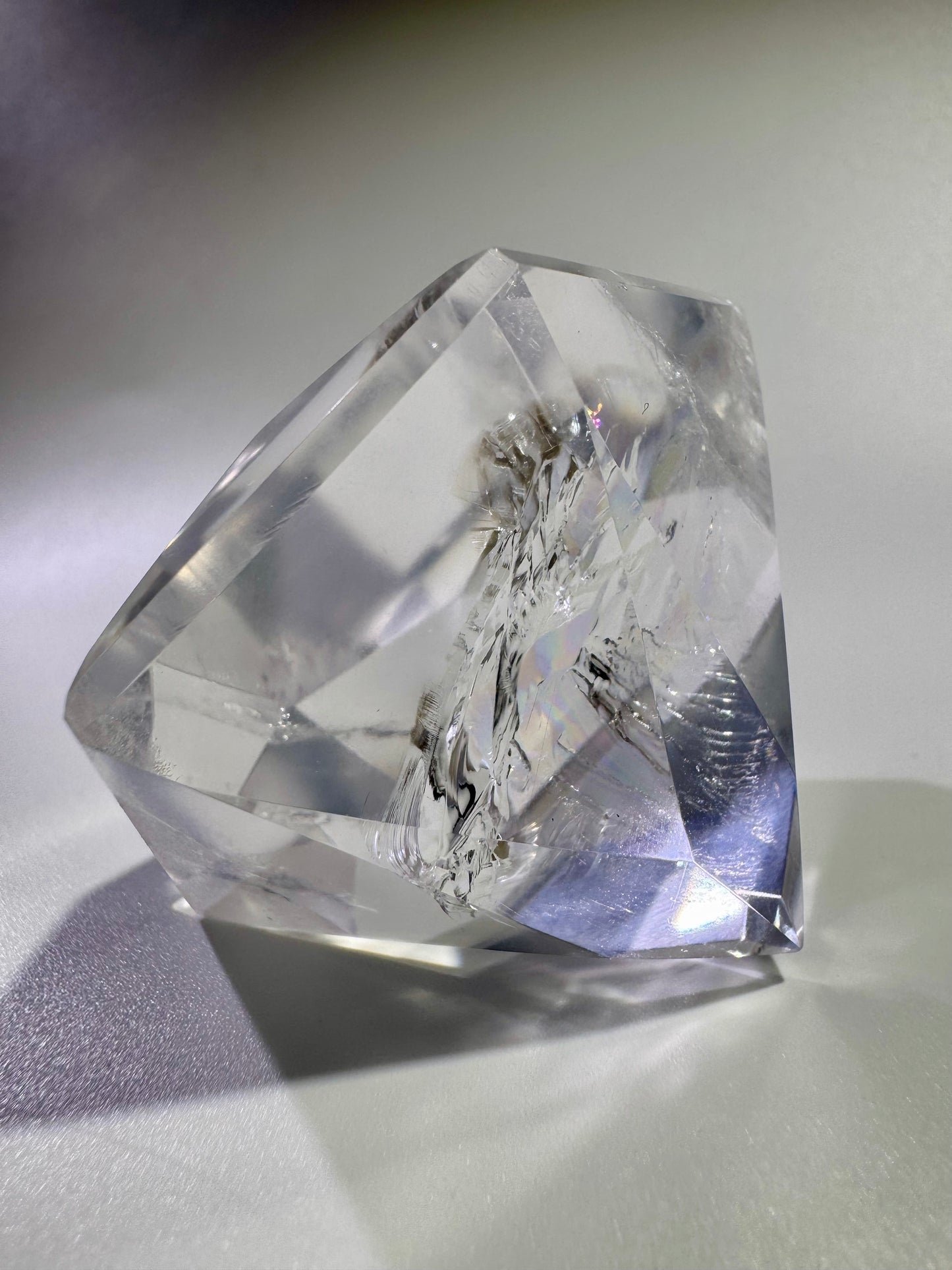 Facettierter Bergkristall geschliffen wie ein Diamant – 5,4 cm – Klarer Edelstein mit Regenbogen 🌈