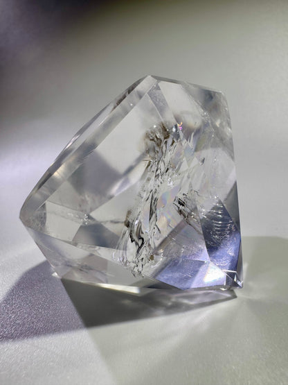 Facettierter Bergkristall geschliffen wie ein Diamant – 5,4 cm – Klarer Edelstein mit Regenbogen 🌈