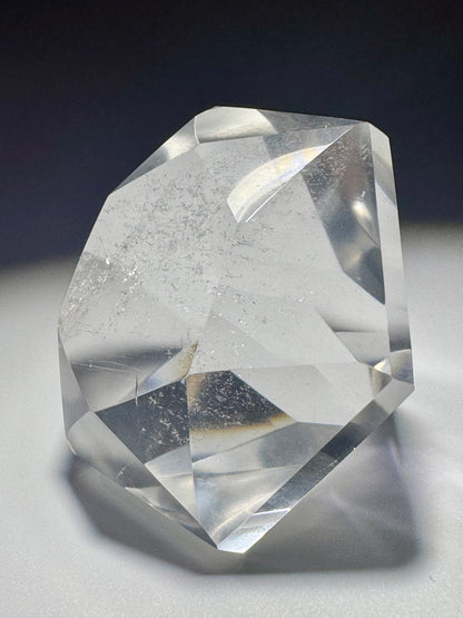 Exklusiver Bergkristall 💫 mit Diamantschliff – 4.1 cm – Hochreiner Edelstein mit Lichtspiel