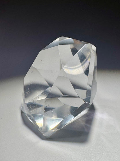 Ultraklarer facettierter Bergkristall 💎 4,8 cm – Diamantschliff & Lichtspiel – 66 g Edelstein aus Brasilien