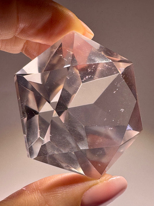 Ultraklarer facettierter Bergkristall 💎 4,8 cm – Diamantschliff & Lichtspiel – 66 g Edelstein aus Brasilien