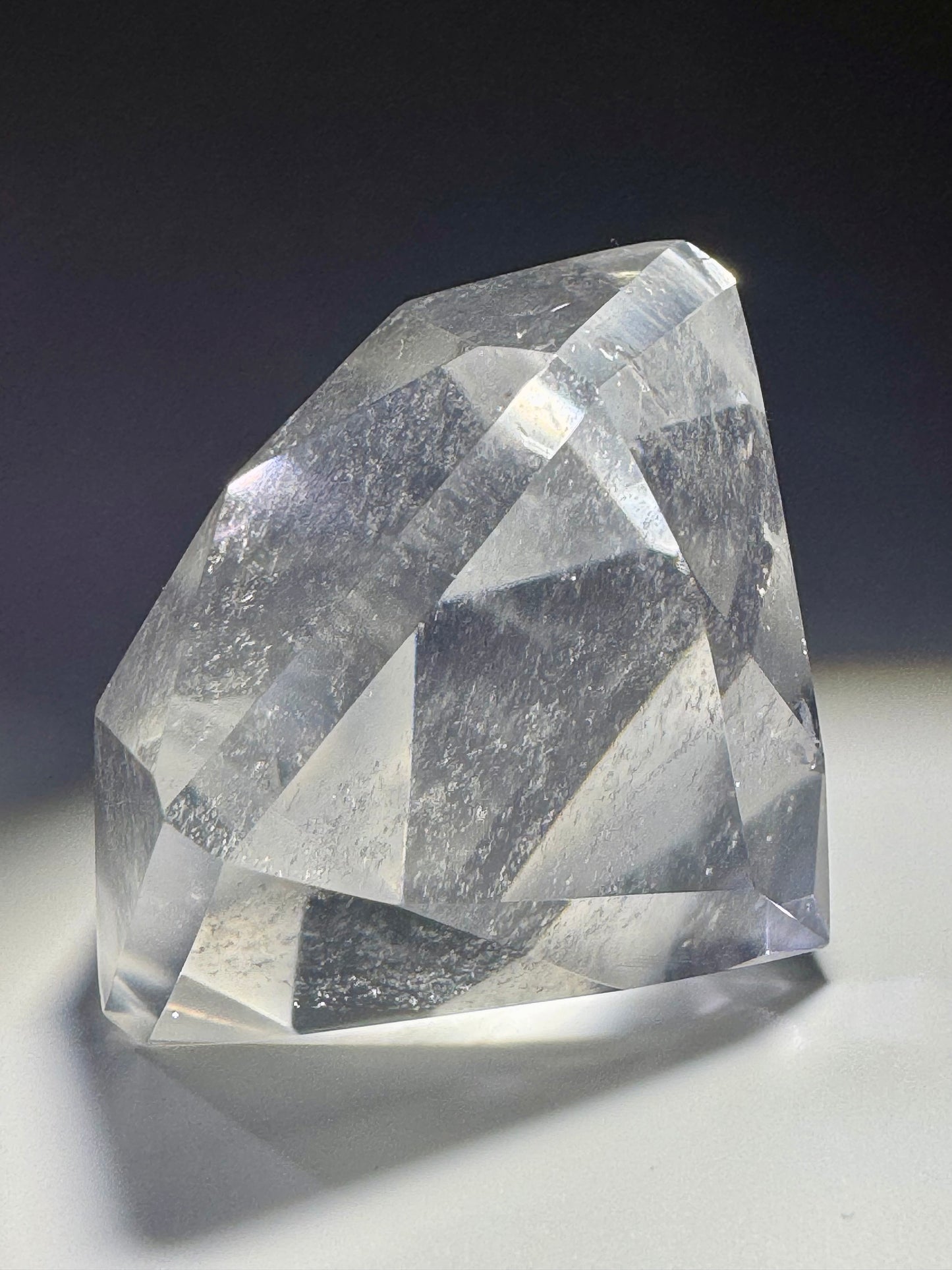 Ultraklarer facettierter Bergkristall 💎 5.2 cm – Diamantschliff & Lichtspiel – 93 g Edelstein aus Brasilien (Kopie)