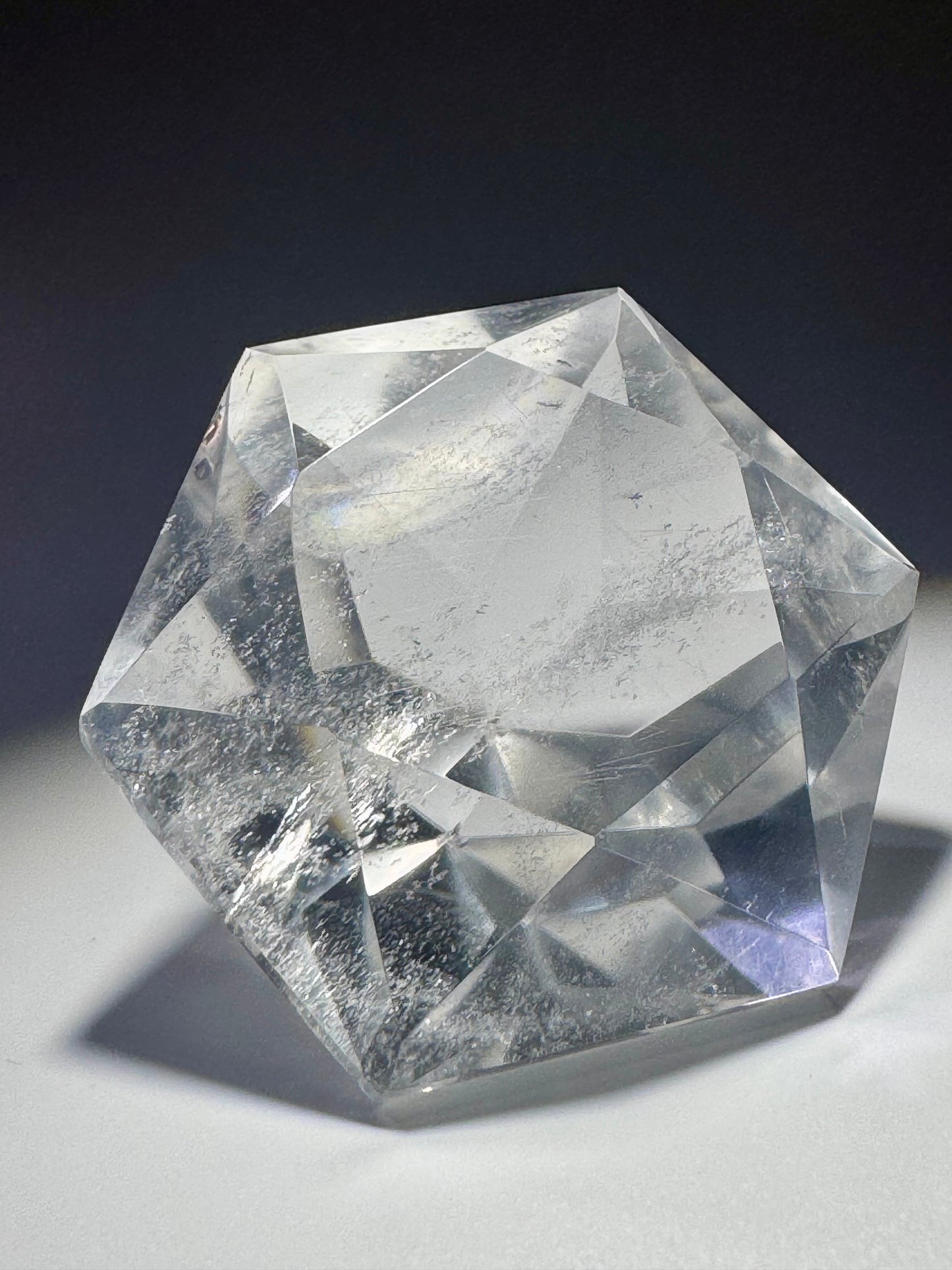 Ultraklarer facettierter Bergkristall 💎 5.2 cm – Diamantschliff & Lichtspiel – 93 g Edelstein aus Brasilien (Kopie)