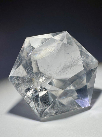 Ultraklarer facettierter Bergkristall 💎 5.2 cm – Diamantschliff & Lichtspiel – 93 g Edelstein aus Brasilien (Kopie)