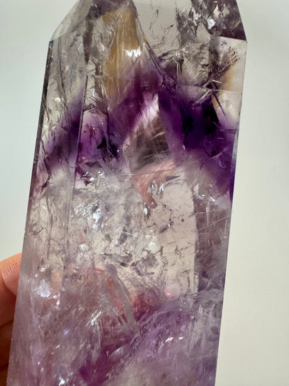 Améthyste fantôme avec arc-en-ciel (ultra claire) 💜 - 9,9 cm, 221 g