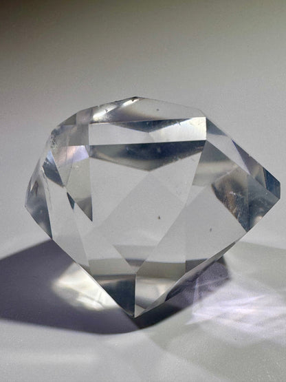 Ultraklarer facettierter Bergkristall 💎 4.1 cm – Diamantschliff & Lichtspiel – 48 g Edelstein aus Brasilien