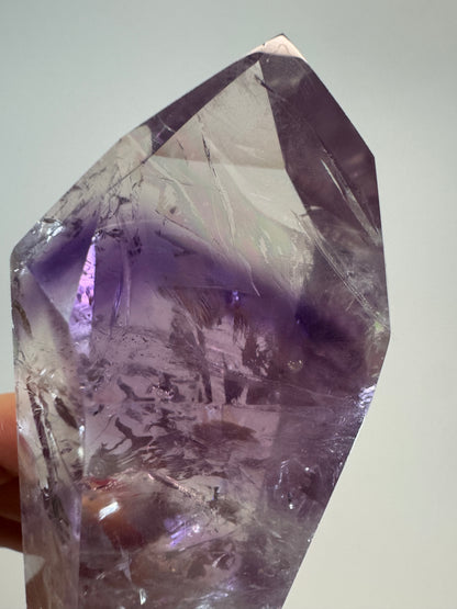 Améthyste fantôme avec arc-en-ciel géant (ultra clair) 💜 - 8,9 cm, 162 g