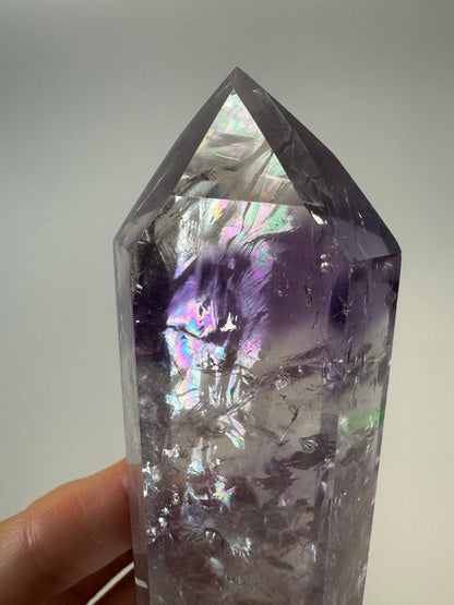Améthyste fantôme avec arc-en-ciel géant (ultra clair) 💜 - 8,9 cm, 162 g