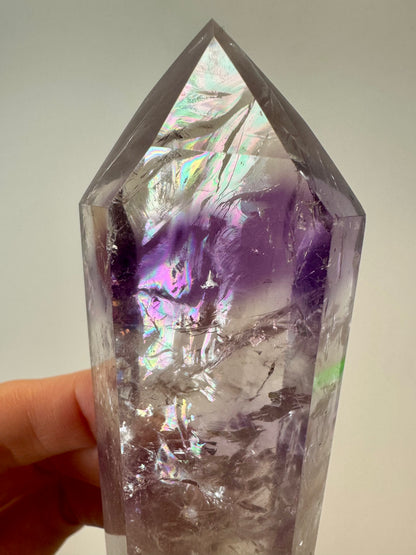 Améthyste fantôme avec arc-en-ciel géant (ultra clair) 💜 - 8,9 cm, 162 g