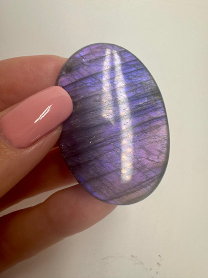 Bezaubernder pink/violetter Labradorit (Cabochon) 💖- 4.5cm
