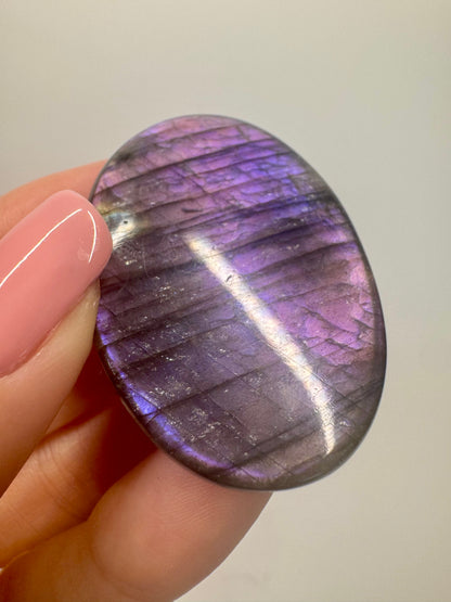 Bezaubernder pink/violetter Labradorit (Cabochon) 💖- 4.5cm