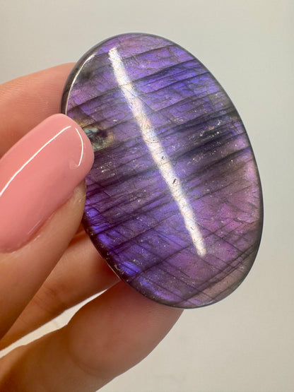 Bezaubernder pink/violetter Labradorit (Cabochon) 💖- 4.5cm