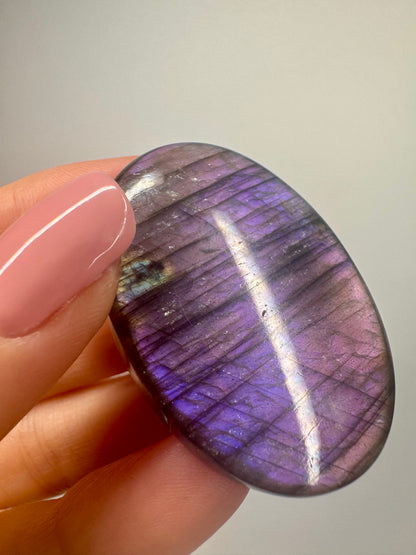 Bezaubernder pink/violetter Labradorit (Cabochon) 💖- 4.5cm