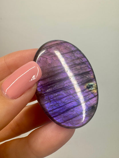 Bezaubernder pink/violetter Labradorit (Cabochon) 💖- 4.5cm