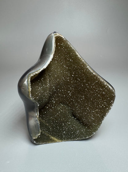 Seltene grün-goldene Achat Flamme aus Uruguay – 10 cm, 296 g mit Kristallen