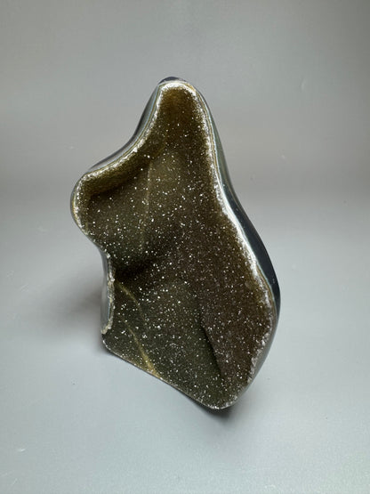 Seltene grün-goldene Achat Flamme aus Uruguay – 10 cm, 296 g mit Kristallen