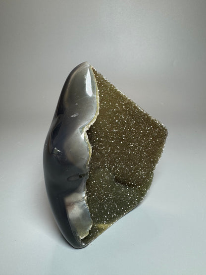 Seltene grün-goldene Achat Flamme aus Uruguay – 10 cm, 296 g mit Kristallen
