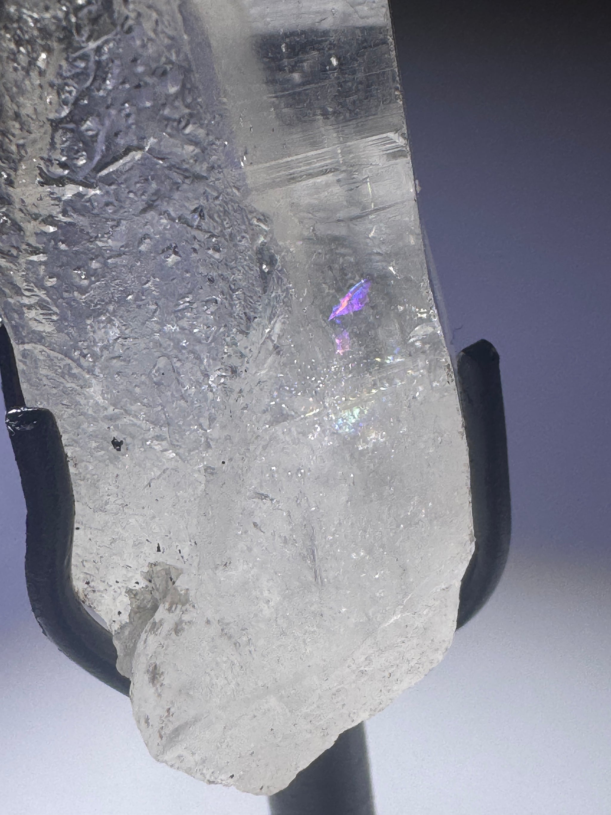 Transparente Lemurian Kristallspitze mit Regebbogen aus Brasilien – 13,5 cm mit Ständer, Kristall 9 cm 💫