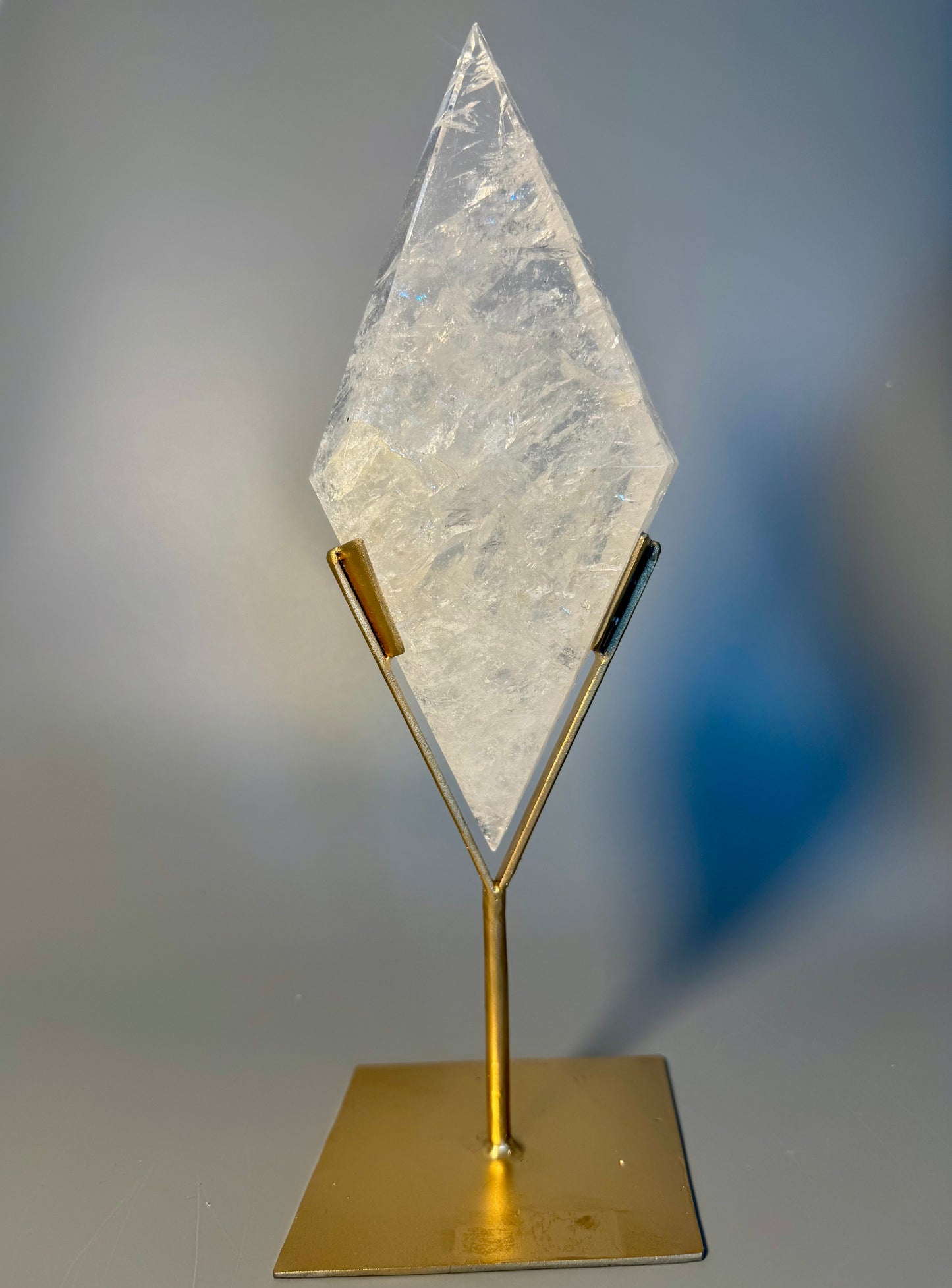 Rhombus Kristallskulptur 30 cm 0,75 kg mit goldenem Ständer | Brasilien