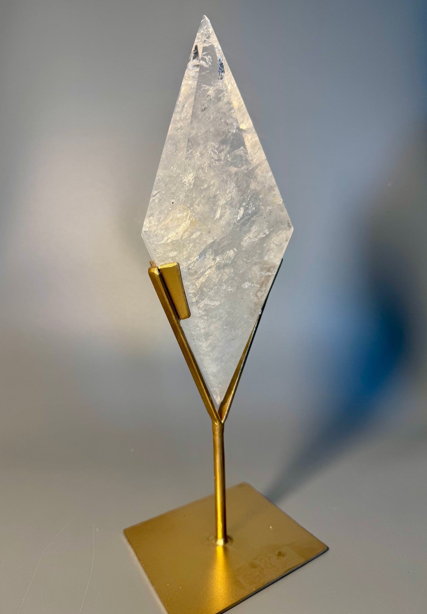 Rhombus Kristallskulptur 30 cm 0,75 kg mit goldenem Ständer | Brasilien