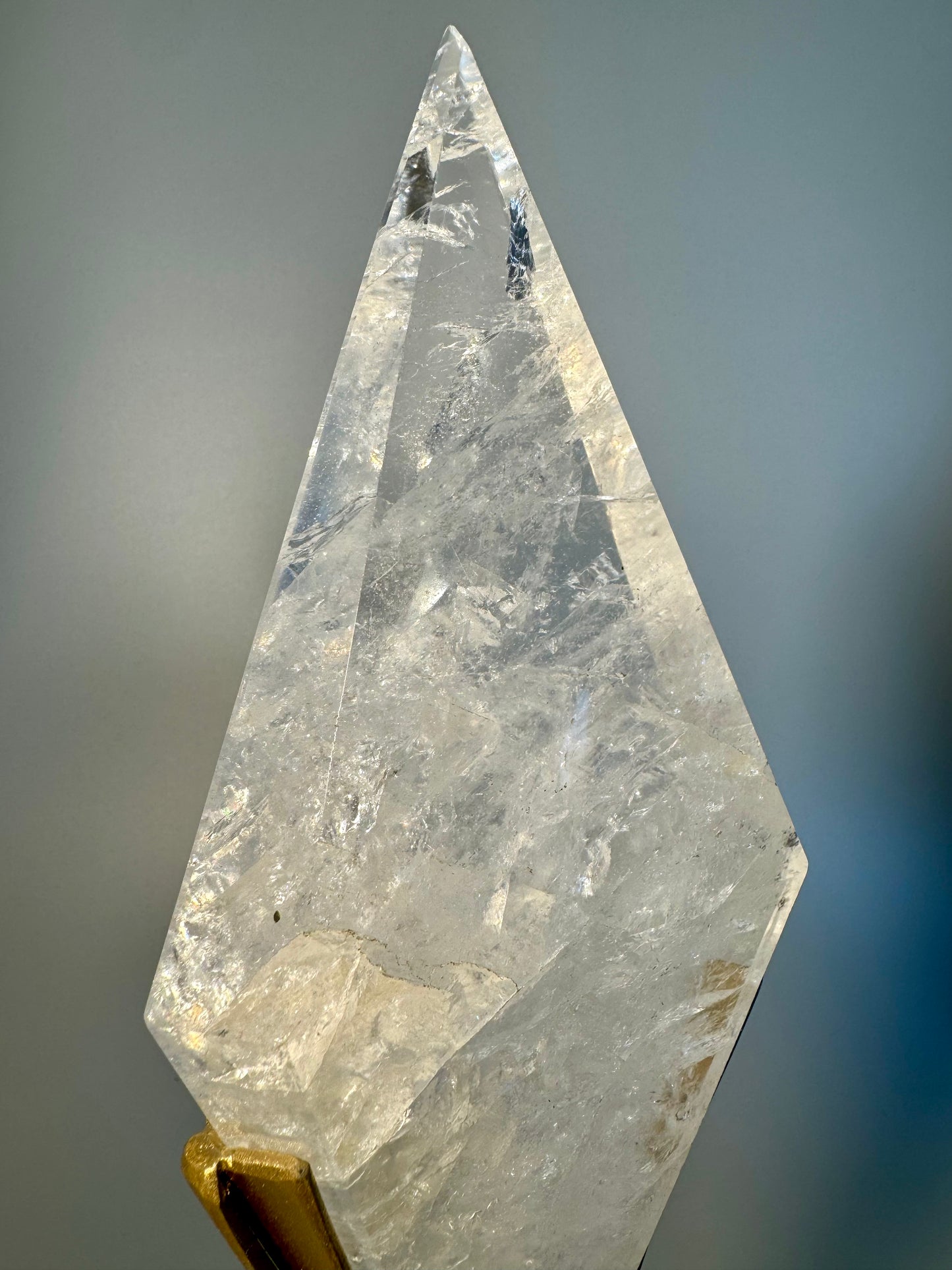 Rhombus Kristallskulptur 30 cm 0,75 kg mit goldenem Ständer | Brasilien