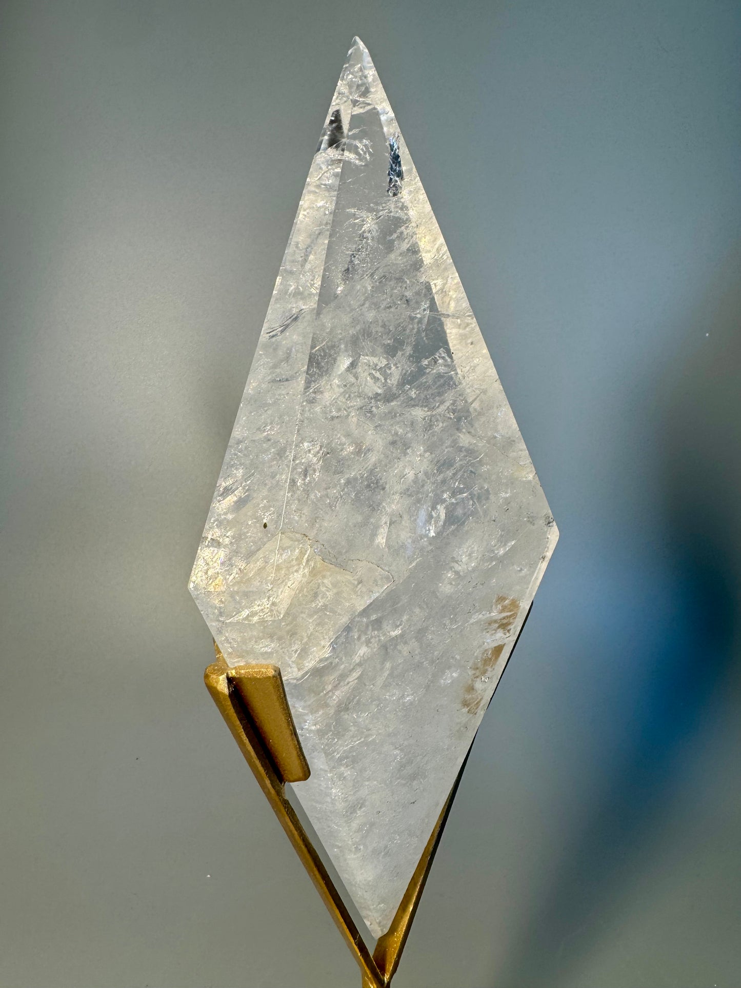 Rhombus Kristallskulptur 30 cm 0,75 kg mit goldenem Ständer | Brasilien